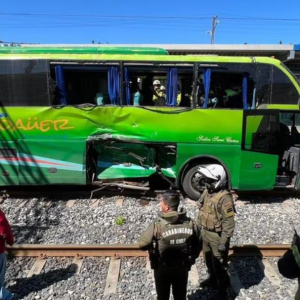 Bus que transportaba escolares terminó dentro de las vías tras choque con Biotren